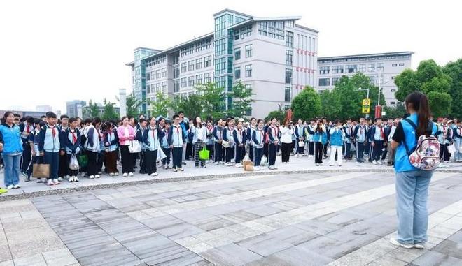 贵州中医药大学与贵阳市第二实验小学开展“寻药贵州”研学活动